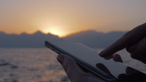 Frau-Benutzt-Mobiltelefon-Auf-Meer--Und-Sonnenuntergangshintergrund