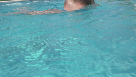 Ein-Junge-Mit-Blauer-Schutzbrille-Schwimmt-In-Einem-Offenen-Pool