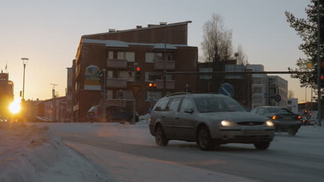 Straßenszene-In-Rovaniemi-Im-Winter-Finnland
