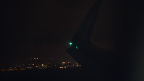 Avión-De-Lufthansa-Descendiendo-Durante-La-Noche-Vista-De-Frankfurt-Desde-El-Iluminador