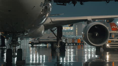 Vista-Del-Aeropuerto-De-Sheremetyevo-En-La-Noche-Lluviosa-De-Moscú.