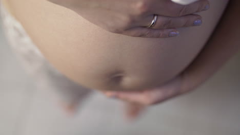 Schwangere-Frau-Mit-Den-Händen-Auf-Dem-Bauch