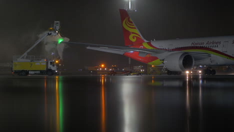 Flugzeuge-Der-Hainan-Airlines-Werden-Vor-Dem-Nächtlichen-Abflug-Von-Sheremetyevo-Enteist