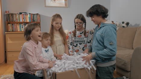 Niños-Emocionados-Con-Fiesta-De-Papel