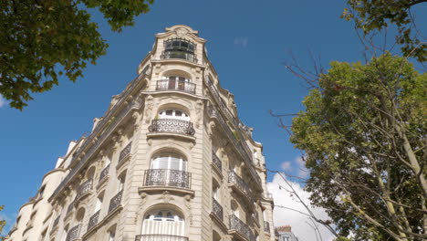 Außenansicht-Eines-Barocken-Eckgebäudes-In-Paris,-Frankreich