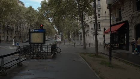 Zeitraffer-Eines-Spaziergangs-Entlang-Der-Pariser-Straße-In-Frankreich