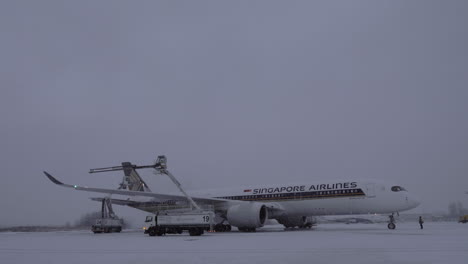 Enteisung-Des-Flugzeugs-Der-Singapore-Airlines-Vor-Dem-Flug