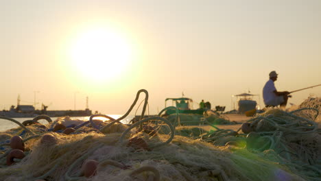 Hafen-Mit-Fischern-Und-Fischernetzen-Auf-Der-Pier-Sonnenuntergangszene