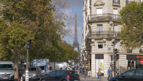 Calle-Parisina-Con-Vistas-A-La-Torre-Eiffel-Francia