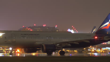 Aeropuerto-De-Sheremetyevo-Con-Terminal-F-Y-Aviones-De-Aeroflot-Una-Noche-En-Moscú