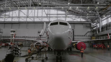 Zeitraffer-Von-Spottern,-Die-Flugzeuge-Im-Hangar-Von-Moskau-Scheremetjewo-Abschießen