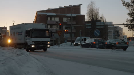 Transportverkehr-In-Der-Verschneiten-Stadt-Bei-Sonnenuntergang