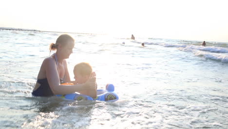 Mutter-Schwimmt-Mit-Ihrem-Kleinen-Jungen-Im-Meer