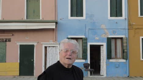 Mujer-Italiana-Mayor-En-La-Calle-De-Burano