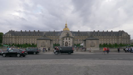 Blick-Auf-Die-Invaliden-Mit-Eingangstor,-Besichtigung-Von-Paris,-Frankreich