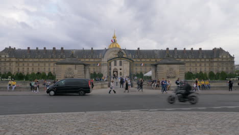 Eingangstore-Von-Les-Invalides-Mit-Menschen,-Die-In-Paris,-Frankreich,-Ein--Und-Ausgehen