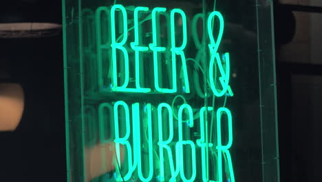 Vista-Nocturna-De-Banner-De-Neón-De-Cerveza-Y-Hamburguesa