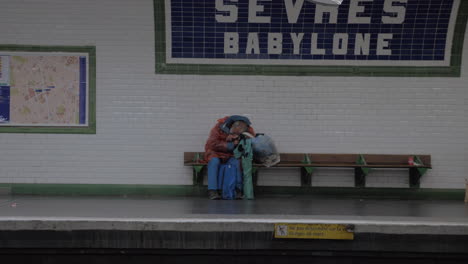 Obdachloser-Schläft-In-Der-U-Bahn-Station-Sèvres-Babylone-In-Paris,-Frankreich