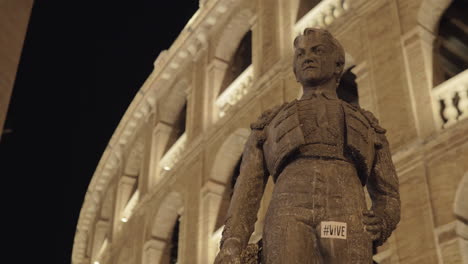 Statue-Des-Stierkämpfers-Manolo-Montoliu-Auf-Der-Plaza-De-Toros-Im-Nächtlichen-Valencia