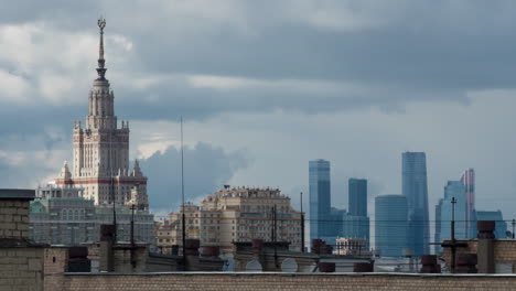 Timelapse-De-Nubes-Sobre-El-Paisaje-Urbano-De-Moscú-Con-Universidad-Estatal-Y-Rascacielos-Modernos