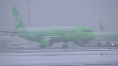 Avión-S7-Tirado-Por-Un-Remolcador-De-Aviones-En-El-Aeropuerto-De-Domodedovo-En-Moscú