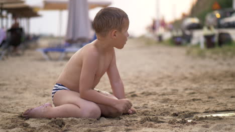 Kind-Spielt-Während-Der-Sommerferien-Mit-Sand-Am-Strand