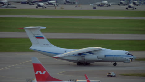 Il-76-Moviéndose-En-La-Pista-Del-Aeropuerto-Sheremetyevo-De-Moscú