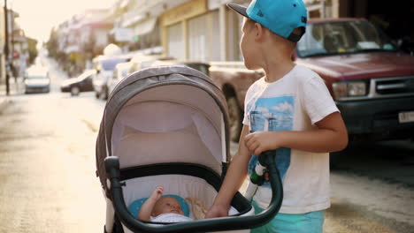 Hermano-Mayor-Cuidando-A-Su-Hermanita-En-La-Calle