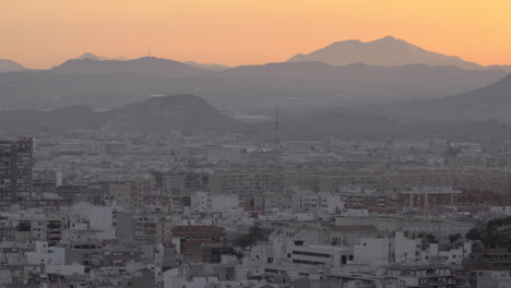 Alicante-Stadtbild-Mit-Hügeln-Und-Himmel-Bei-Sonnenuntergang-Spanien