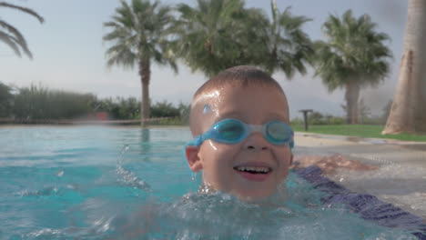 Niño-Divirtiéndose-En-La-Piscina-En-Vacaciones-De-Verano