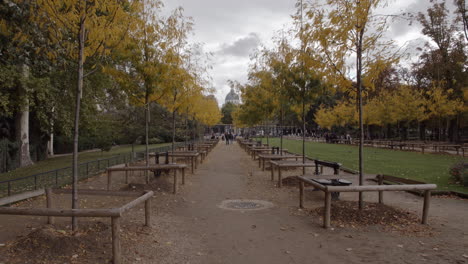 Zeitraffer-Eines-Spaziergangs-Entlang-Des-Weges-In-Den-Herbstlichen-Luxemburger-Gärten,-Paris,-Frankreich