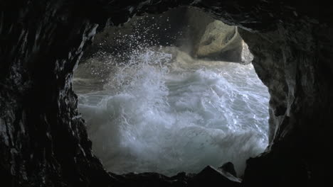 Rosch-Hanikra-Grotte-Mit-Blick-Auf-Die-Raue-See