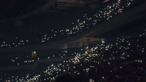 überfüllter-Konzertsaal,-Menschen-Mit-Lichtern-In-Der-Dunkelheit