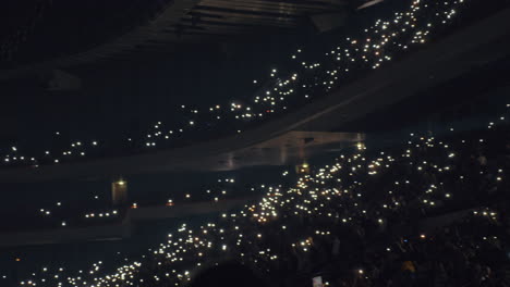 Sala-De-Conciertos-Llena-De-Gente-Con-Luces-En-La-Oscuridad.