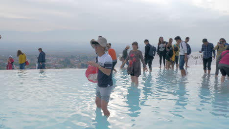 Touristen-Erkunden-Travertinterrassen-In-Pamukkale,-Türkei