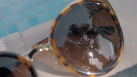 Sonnenbrille-Mit-Palmenreflexion-Sommerferien