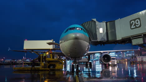 Timelapse-of-deboarding-and-servicing-arrived-plane-at-night