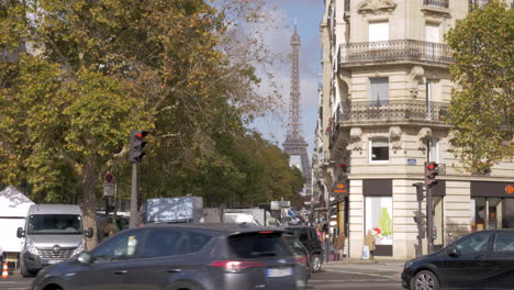 Pariser-Straße-Mit-Blick-Auf-Den-Eiffelturm-Frankreich