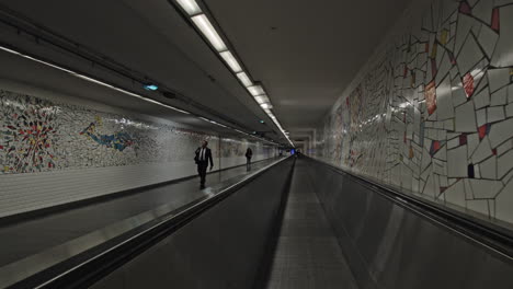 Zeitraffer-Der-Bewegung-Durch-Den-U-Bahn-Tunnel-Mit-Einer-Flachen-Rolltreppe-In-Paris,-Frankreich