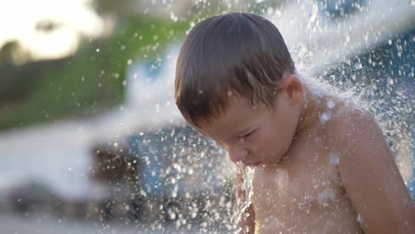 Kind-Nimmt-Nach-Dem-Baden-Im-Meer-Eine-Stranddusche-Im-Freien