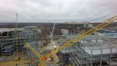 Eine-Luftaufnahme-Einer-Riesigen-Baustelle-Vor-Dem-Kahlen-Wald-Und-Dem-Trüben-Himmel