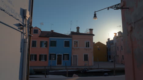Burano-Straße-Mit-Farbigen-Häusern-Und-Kanal-Mit-Festgemachten-Booten-Italien