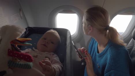 Bebé-En-Una-Cuna-En-Un-Avión