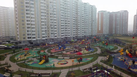 Un-Parque-Infantil-Grande-Y-Colorido-En-Una-Zona-Residencial