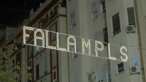 Nachtansicht-Des-Beleuchteten-Banners-Zur-Feier-Von-Las-Fallas-Valencia