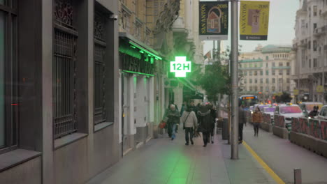 Straße-Mit-Gehenden-Menschen-Und-Apothekenschild-In-Madrid,-Spanien