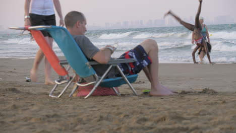 Menschen-Am-Stadtstrand-Mit-Welligem-Meer-In-Valencia,-Spanien