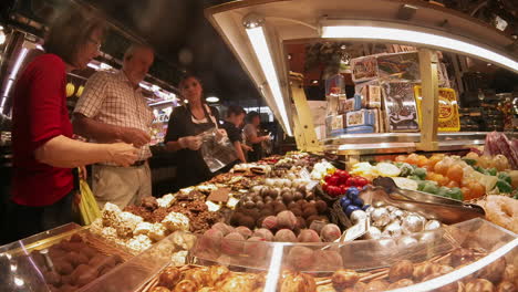 Zeitraffer-Von-Menschen,-Die-Süßigkeiten-Auf-Dem-Boqueria-Lebensmittelmarkt-In-Barcelona-Kaufen