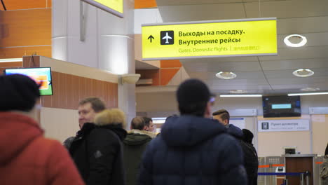 Pasajeros-Esperando-En-Las-Puertas-Del-Aeropuerto-Sheremetyevo-De-Moscú.