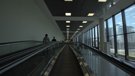 Timelapse-De-Personas-En-Travelator-En-El-Aeropuerto-Sheremetyevo-De-Moscú